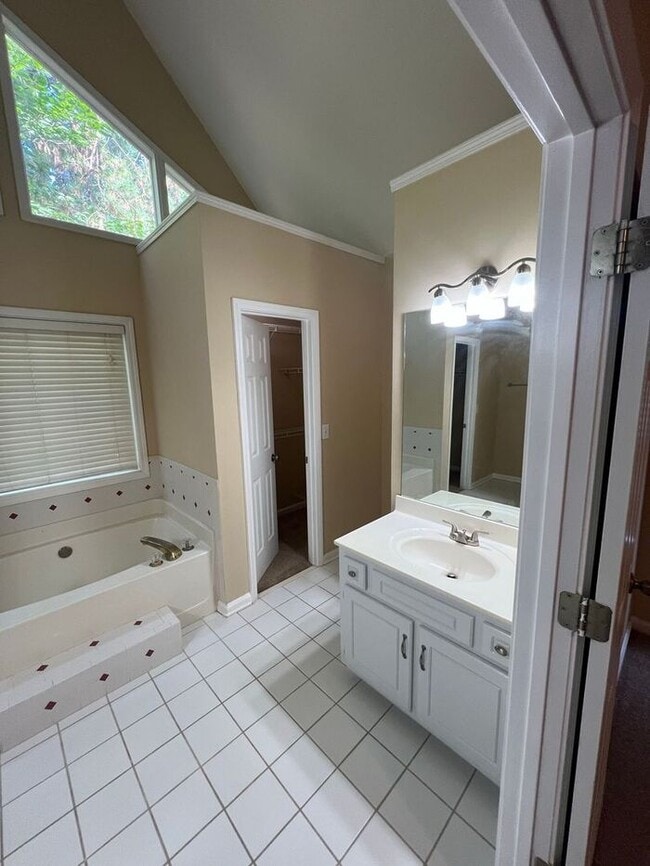 Building Photo - Gorgeous Ranch 4 bedroom 2 bath home in Lawrenceville