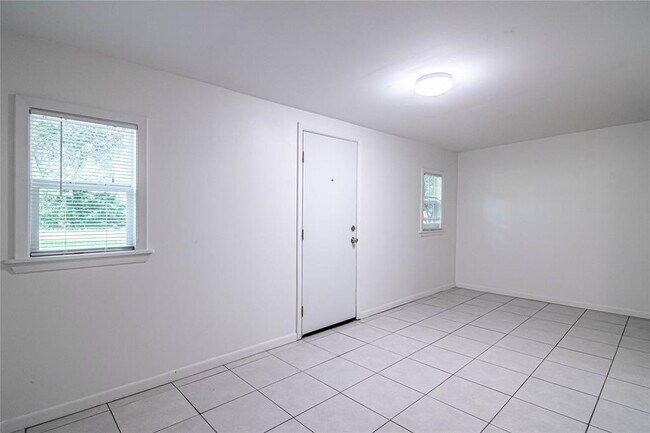 Building Photo - 604 Hayman St