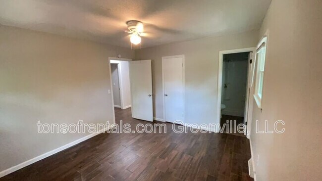 Building Photo - 105 Chuckwood Dr