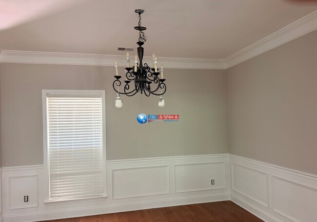 Building Photo - Spacious 4-bedroom house with fenced, FENCED backyard, Master on Main. Plus BONUS Room