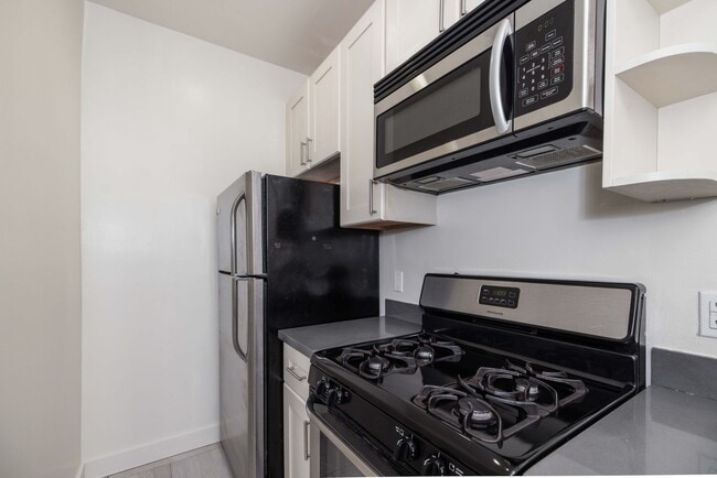 Building Photo - UPDATED PRICING! Parking! 2BR. Private Patio!  DISHWASHER! On-Site LAUNDRY! HARDWOOD!