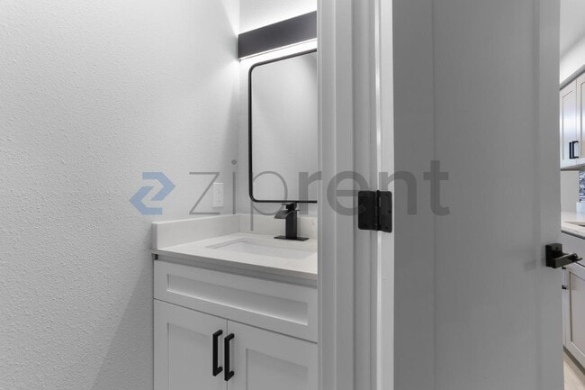 Building Photo - Unit B7