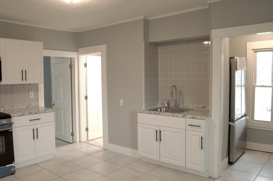 Kitchen area - 105 Clarendon St