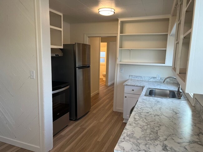 Building Photo - Updated 3 bedroom 1 bathroom house!