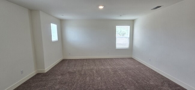 Building Photo - Atwater 5 Bedroom 3.5 Bathroom Home