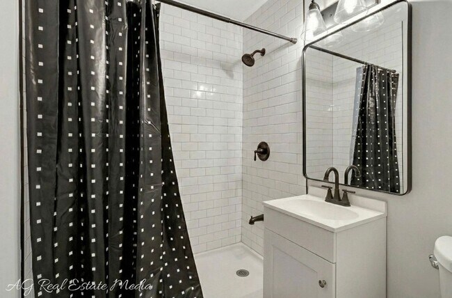 Building Photo - COMING SOON! RENOVATED 3 OR 4 BDRM