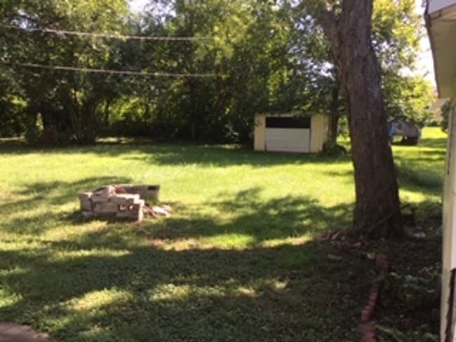 Building Photo - AVAILABLE 10/1
