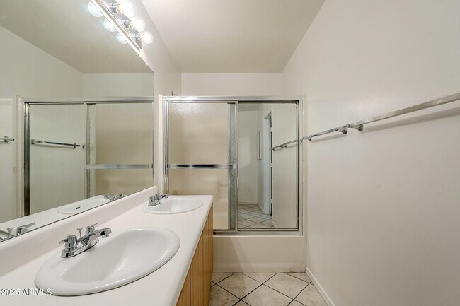 Building Photo - 2117 W Renaissance Ave