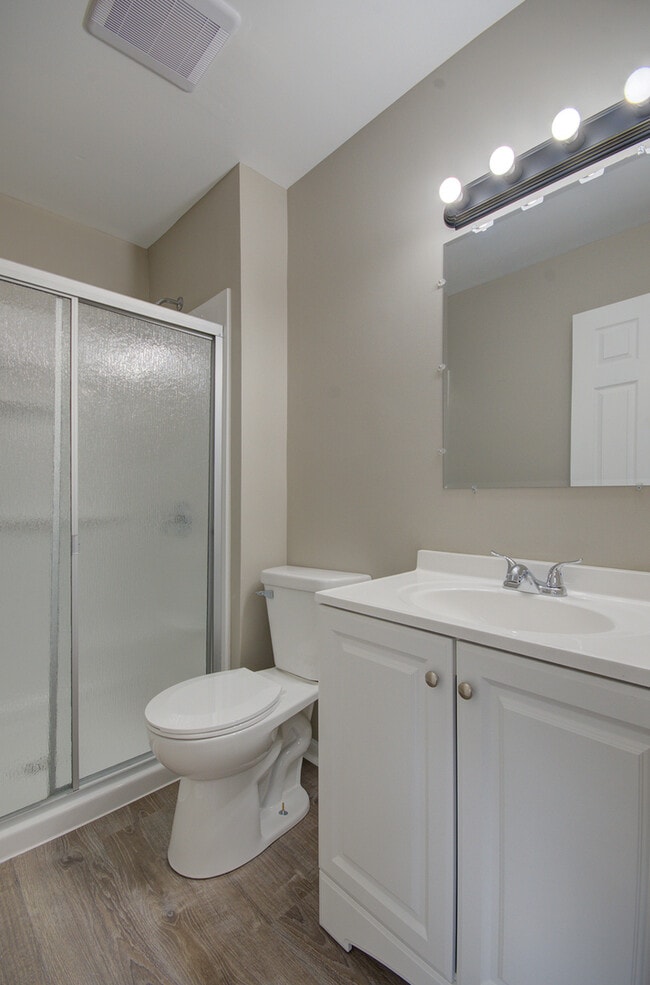 Building Photo - 304 Walnut Cir