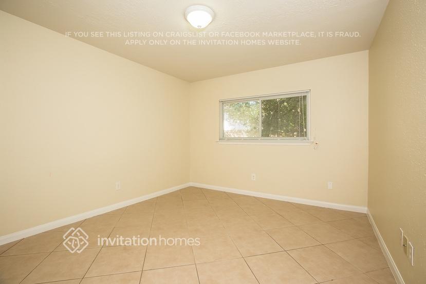 Building Photo - 7805 Robinglen Ave