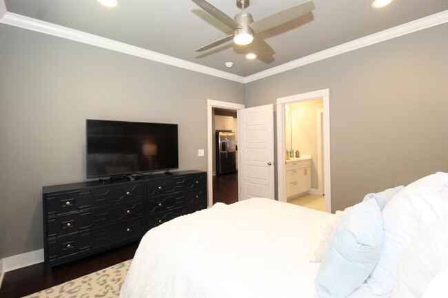 Building Photo - 2047 S Florida Way