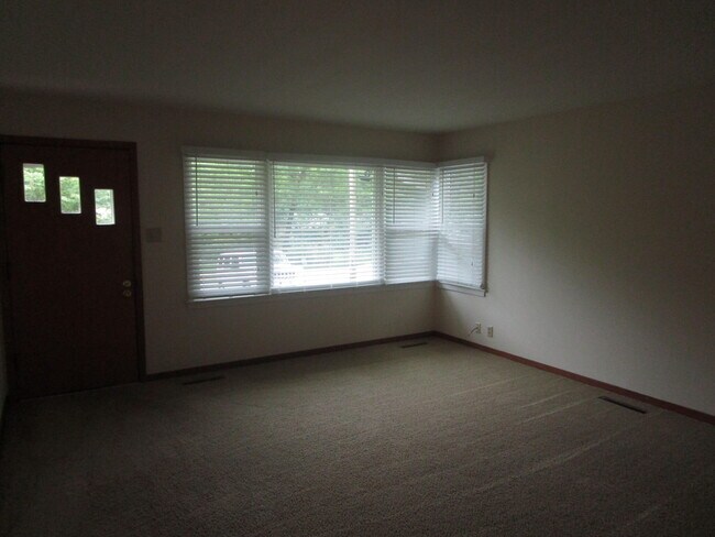 Building Photo - 305 Manor Dr