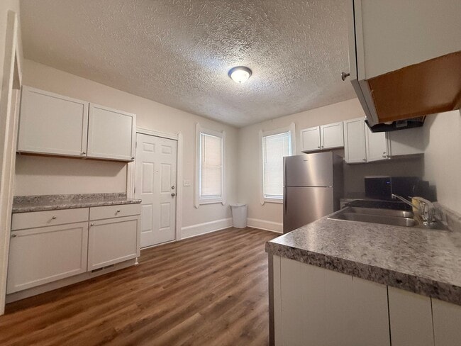 Building Photo - 2482 W 10th St