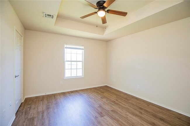 Building Photo - 610 Maplewood Dr