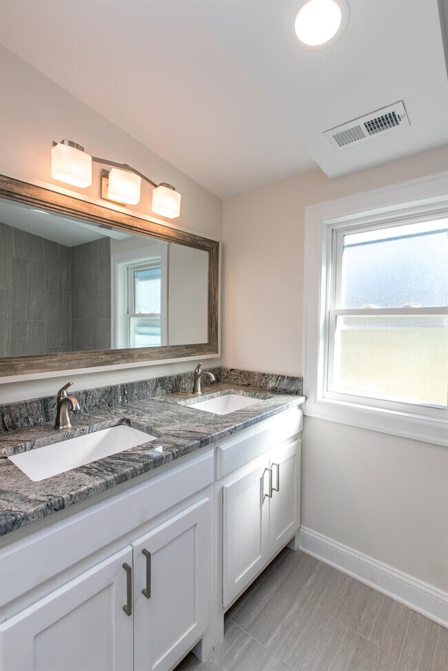 Building Photo - 564 Claymont Dr