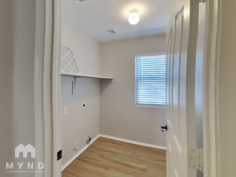 Building Photo - 43722 Bedford Dr