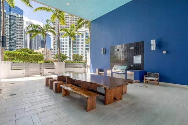 Building Photo - 1300 Brickell Bay Dr
