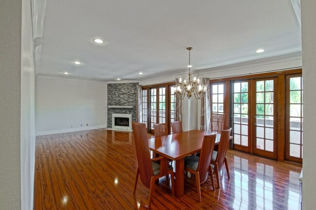 Building Photo - NICELY REMODELED, 2BR2.5BA, 1700 SQ FT CON...