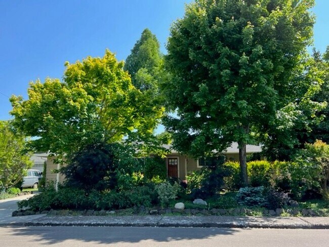 Building Photo - 750 Menlo Dr N