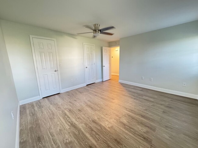 Building Photo - AVAILABLE NOW!  2 Bedroom 2 Bath Duplex wi...