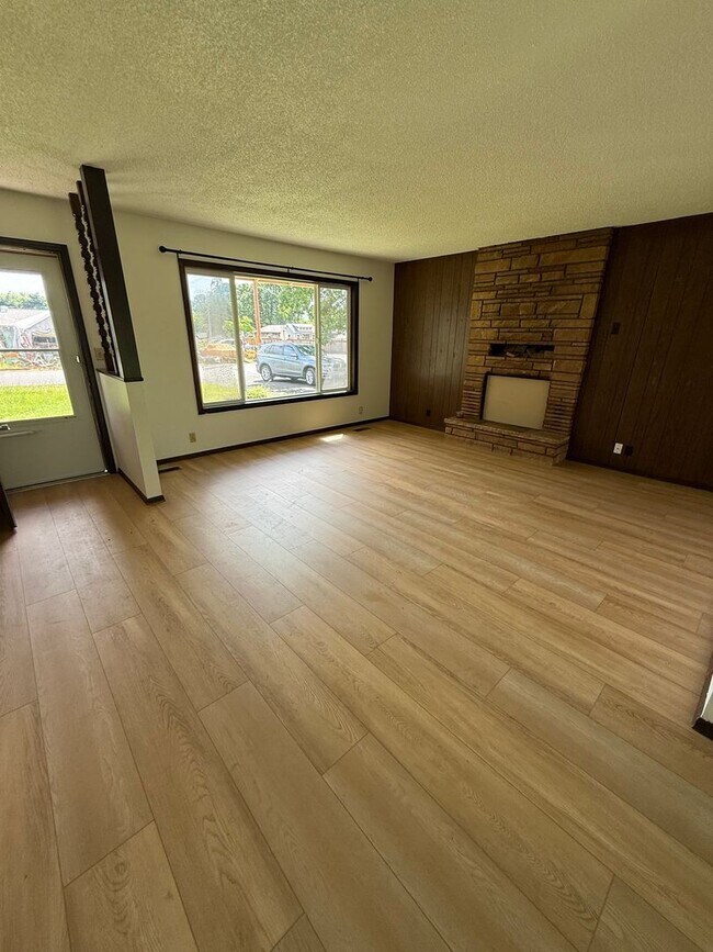 Building Photo - Cute 2 bedroom w/big garage!