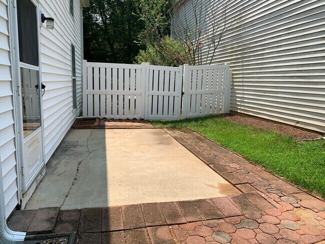 Building Photo - 3 BEDROOM SINGLE FAMILY HOME-2 1/2 bath~2 car garage~ fenced back yard~Gas fireplace