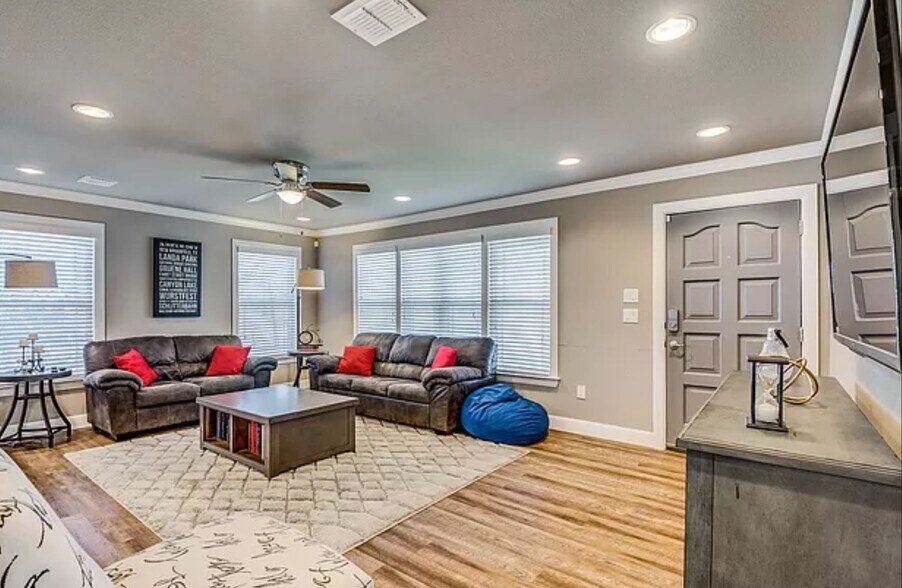 Building Photo - 730 S Mesquite Ave