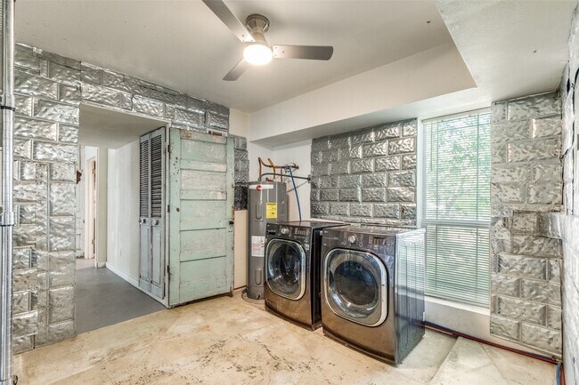 Building Photo - 1005 Center Cir