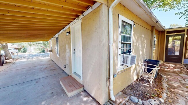 Building Photo - 605 Encino St