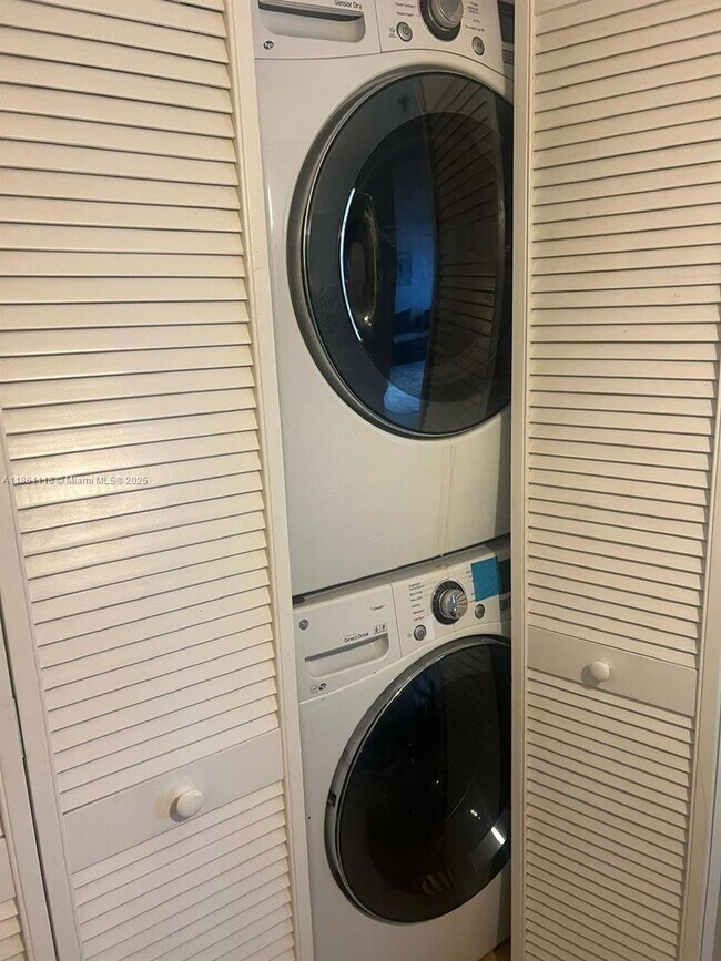 Building Photo - 19601 E Country Club Dr