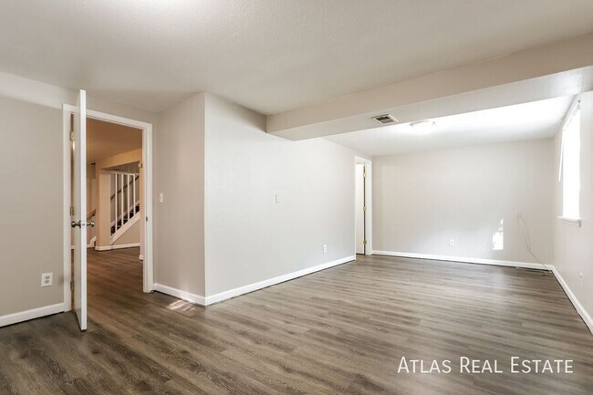 Building Photo - 14955 E Columbia Dr