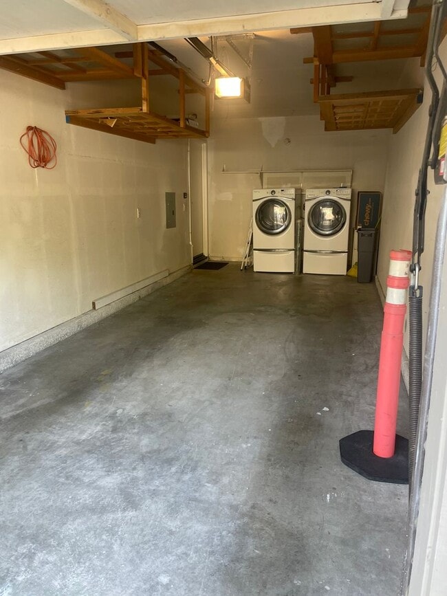 Building Photo - Very Spacious 1 Bed, 1 Bath Condo in Mission Viejo For Rent-In Unit Laundry and Attached Garage