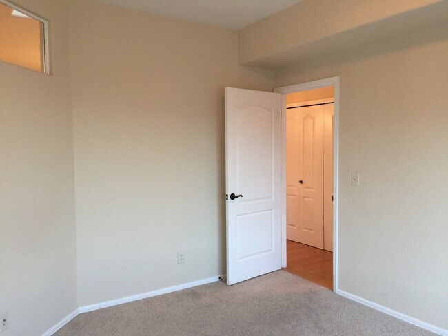 Building Photo - 1995 Montura View