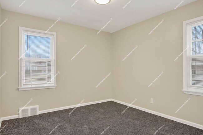 Building Photo - Charming Recently Renovated 3-Bedroom Bungalow in Detroit!