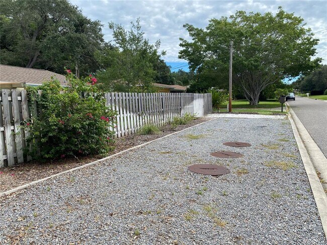 Building Photo - 701 Bluff View Dr