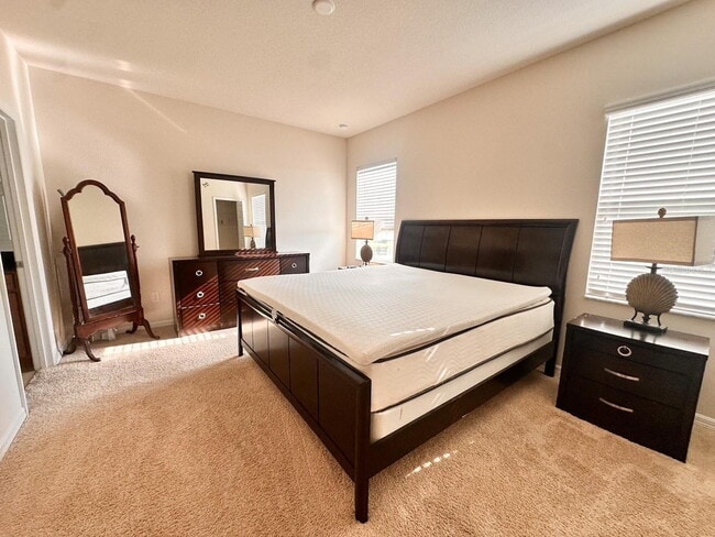 Building Photo - Gorgeous townhome! Community pool! fitness center!