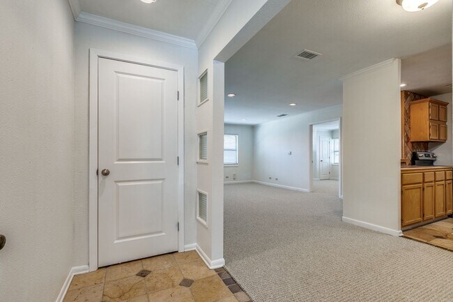 Building Photo - 1 BEDROOM BOUTIQUE APARTMENT