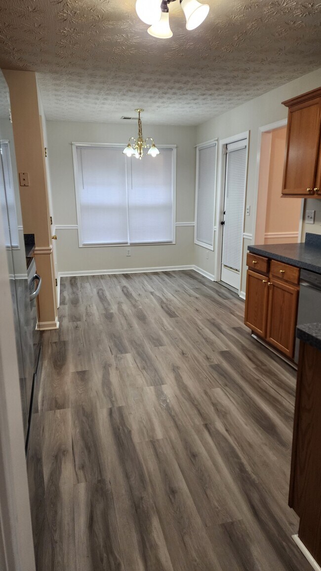 Building Photo - 45 Spring Valley Way