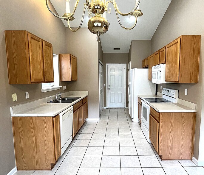 Building Photo - 485 Live Oak Walk