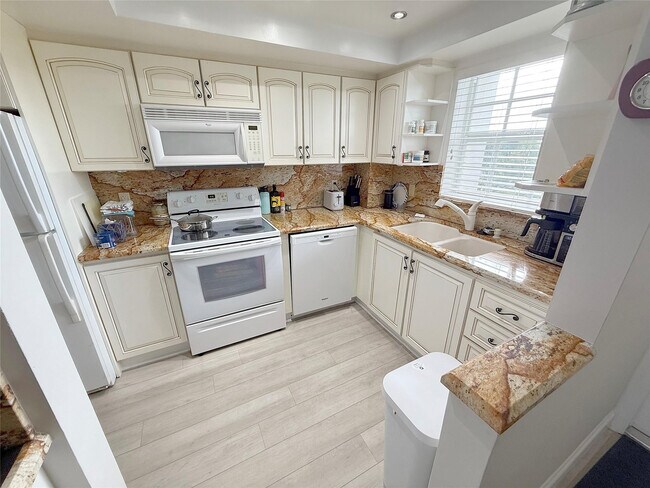 Building Photo - 140 NE 28th Ave