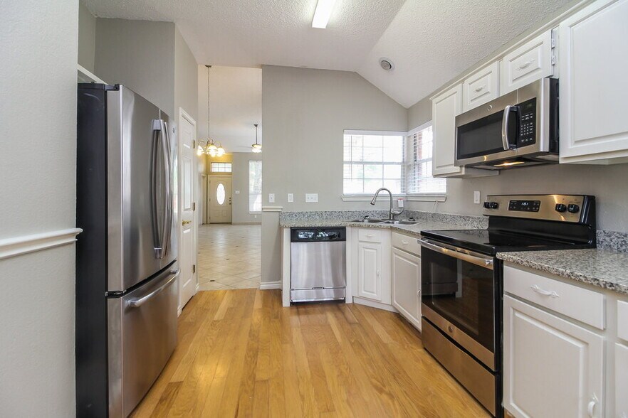 Building Photo - 817 Clover Hill Ln