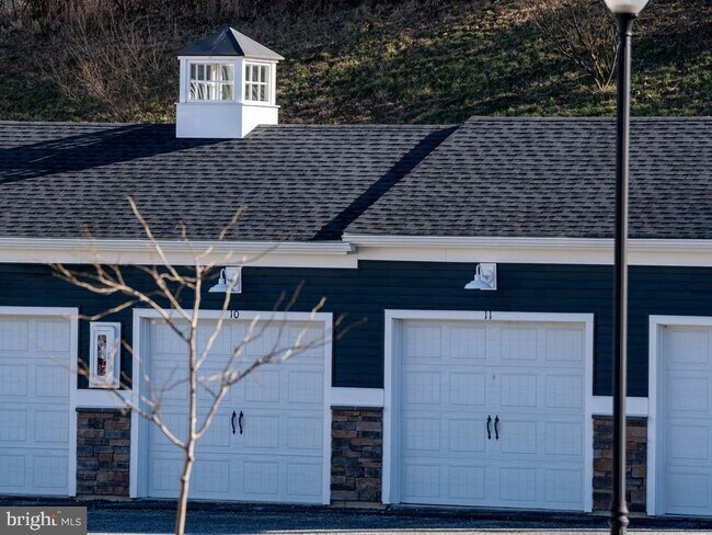 Building Photo - 2205 Hudson Ct