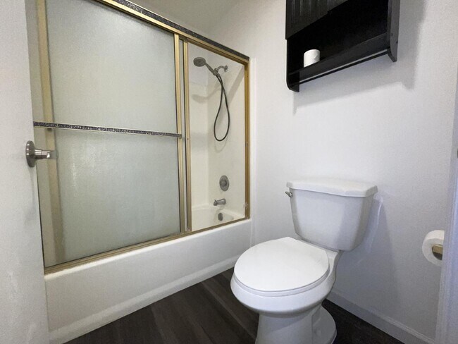 Building Photo - Gated community with a pool, 2 bed 1 bath $975 rent.