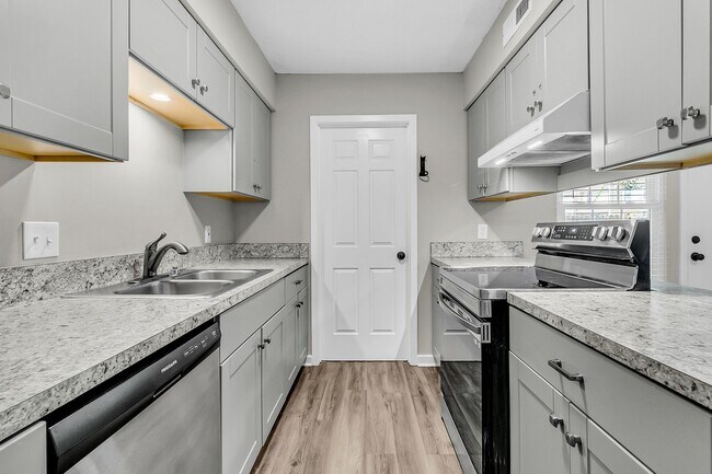 Building Photo - 3 Bedroom 1.5 Bath Town Home in North Charleston