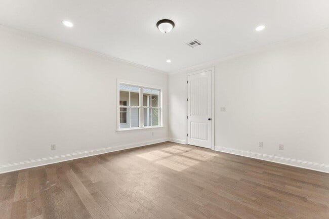 Building Photo - 4150 Primrose Dr