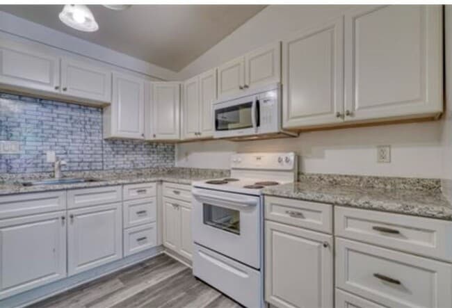 Building Photo - Stunning Newly Renovated 2 Bedroom 1 Bathroom