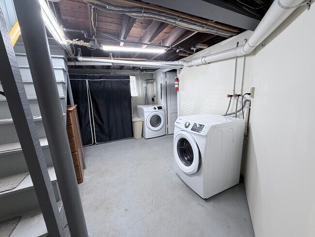 Building Photo - 861 Fellsway