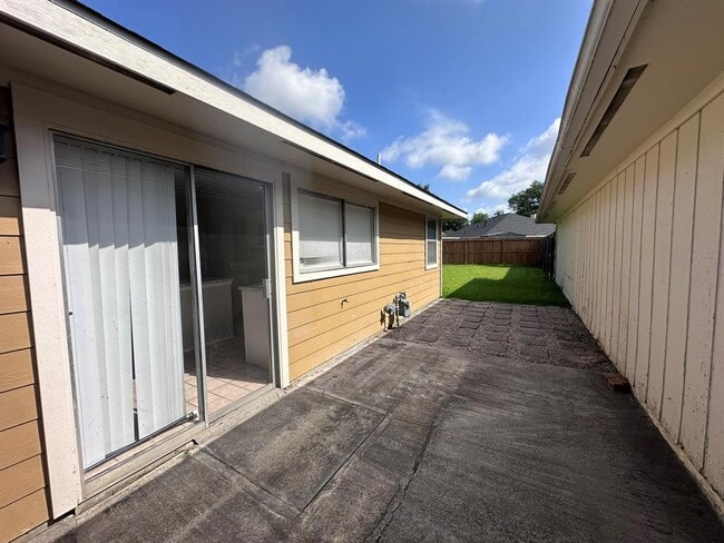 Building Photo - 9210 Goodmeadow Dr