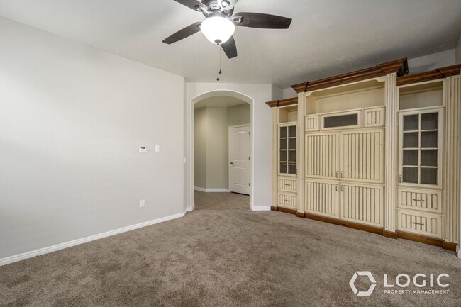 Building Photo - 2445 E White Horse Dr