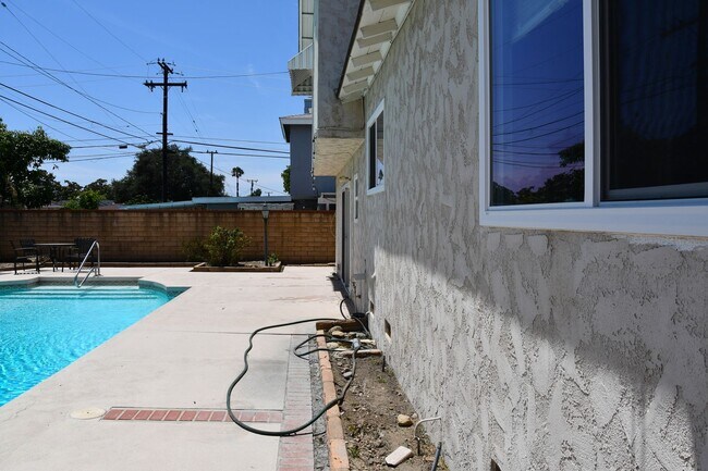 Building Photo - 522 E Collins Ave